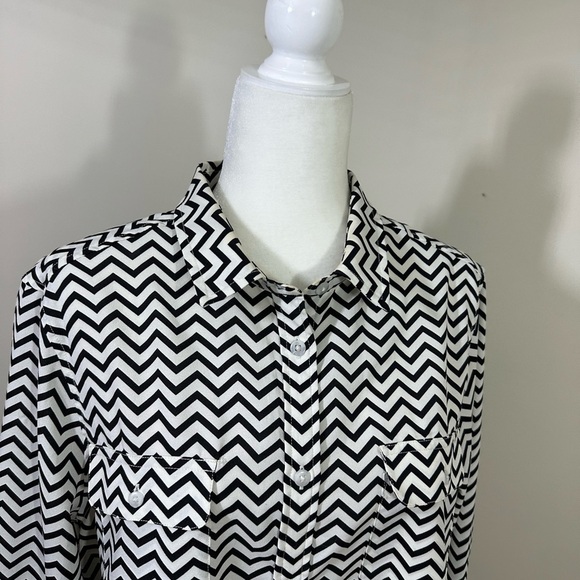 American Eagle Outfitters sz XL top, blouse, shirt in blk/white zigzag design - Picture 2 of 14